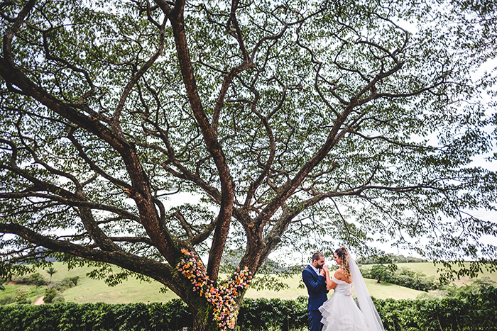 Casamento colorido no campo com cerimônia sob a árvore no Espírito Santo &#8211; Karla &#038; Gustavo