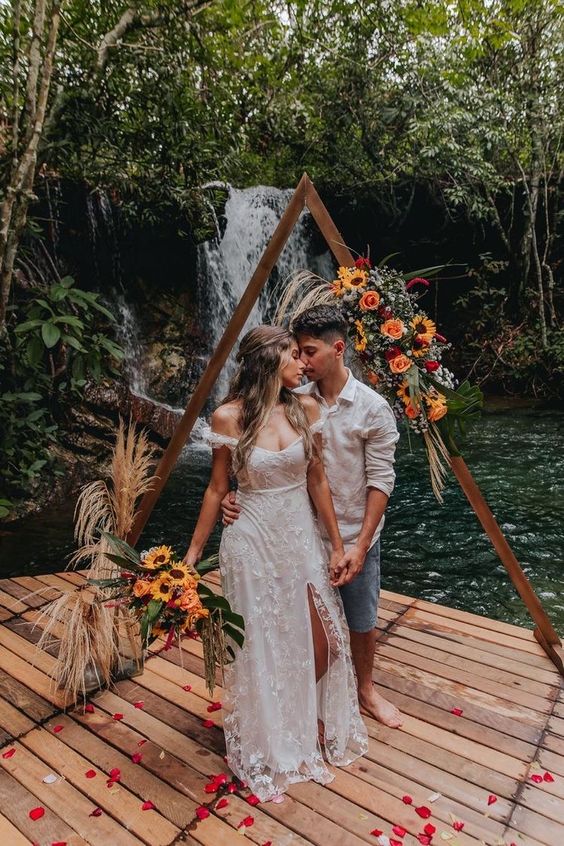 noivos em casamento na cachoeira com altar triangular