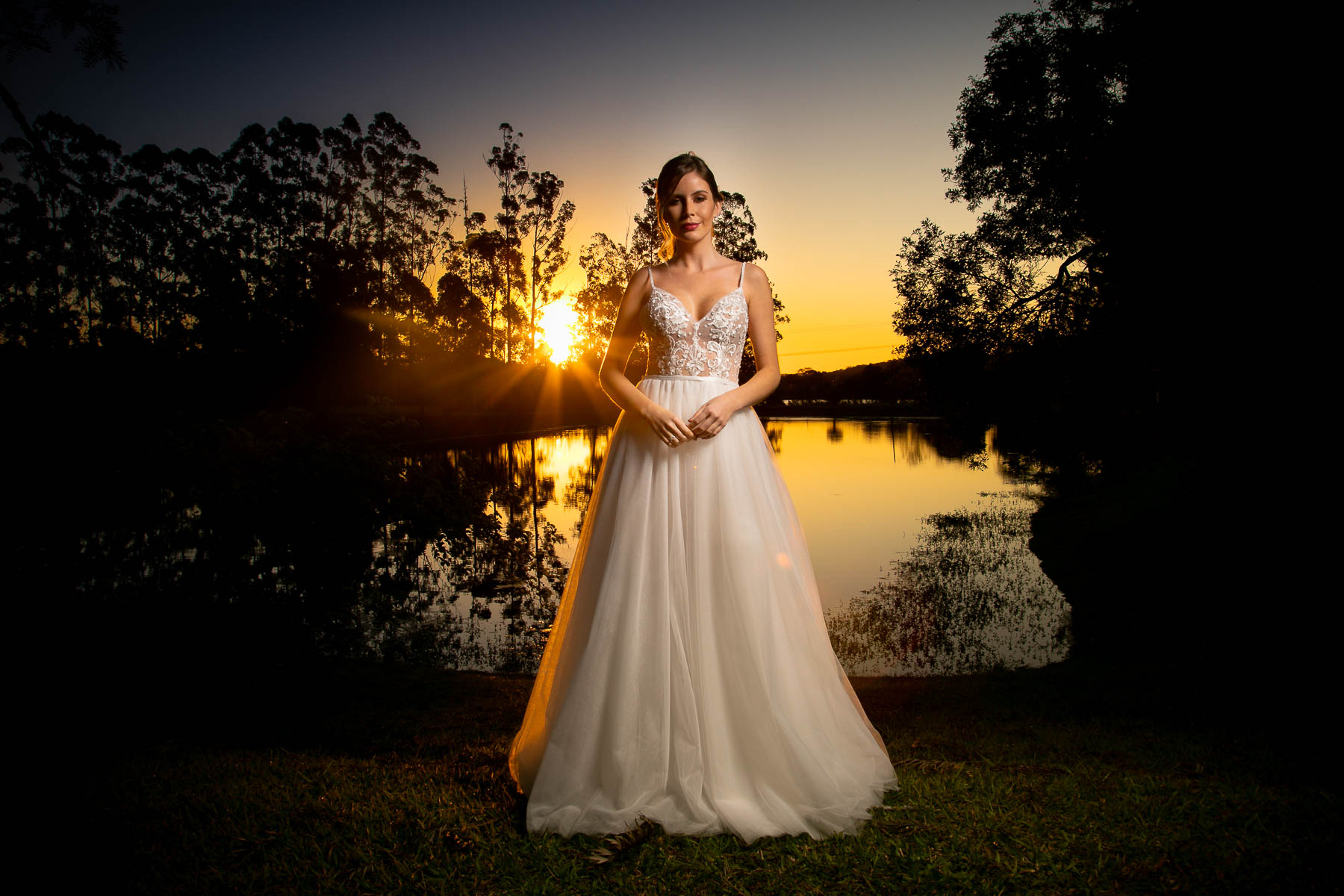 Mulher com vestido de noiva ao por do sol