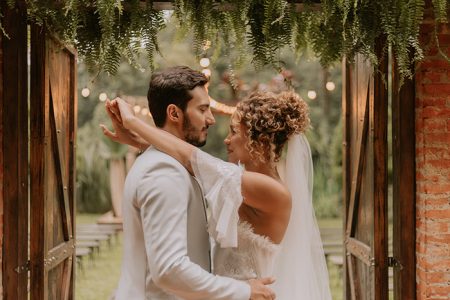 capa post: Noivos abraçados ao ar livre