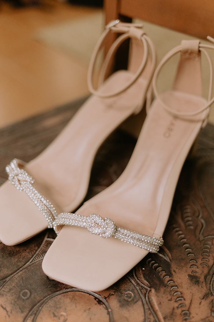 Sandália da noiva sobre mesa