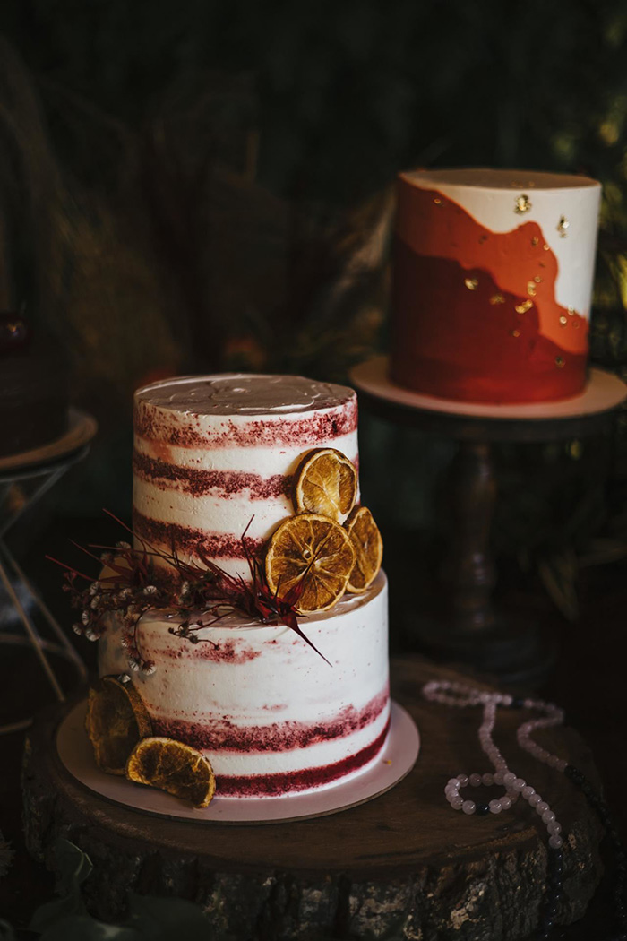 Bolo de casamento branco com vermelho e fatias de laranja, bolo branco com camadas vermelhas