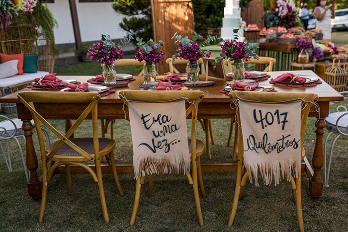 Mesa decorada e cadeira com mensagem dos noivos