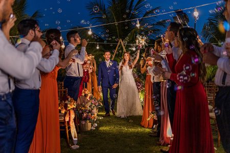capa post: Noivos sorrindo e pessoas soprando bolhas de sabão