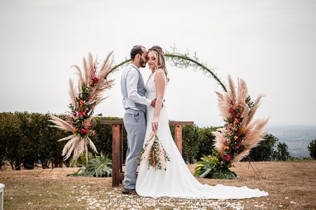 capa post: Noivos na frente do backdrop