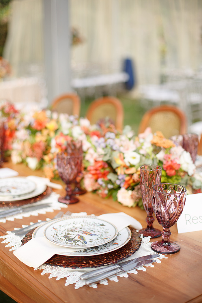 Mesa posta e flores sobre mesa