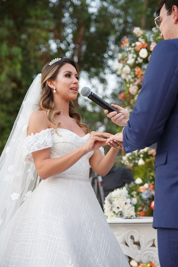 Noiva falando durante casamento