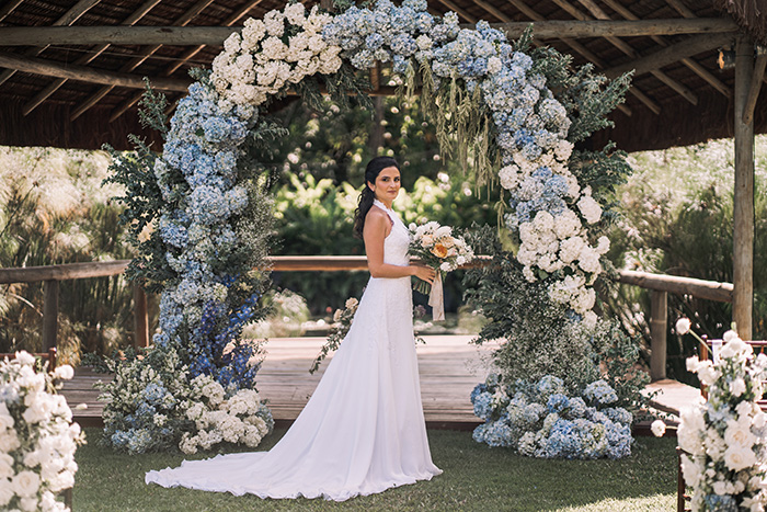 Noiva no altar florido azul