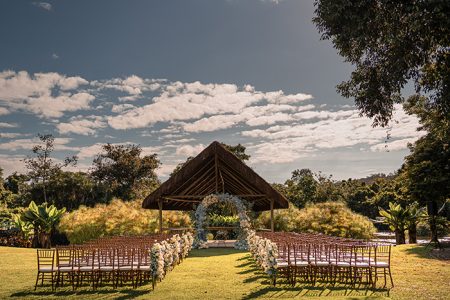 capa post: Cadeiras e altar florido no campo