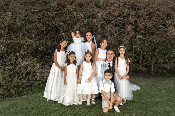 sete crianças de branco e noivos