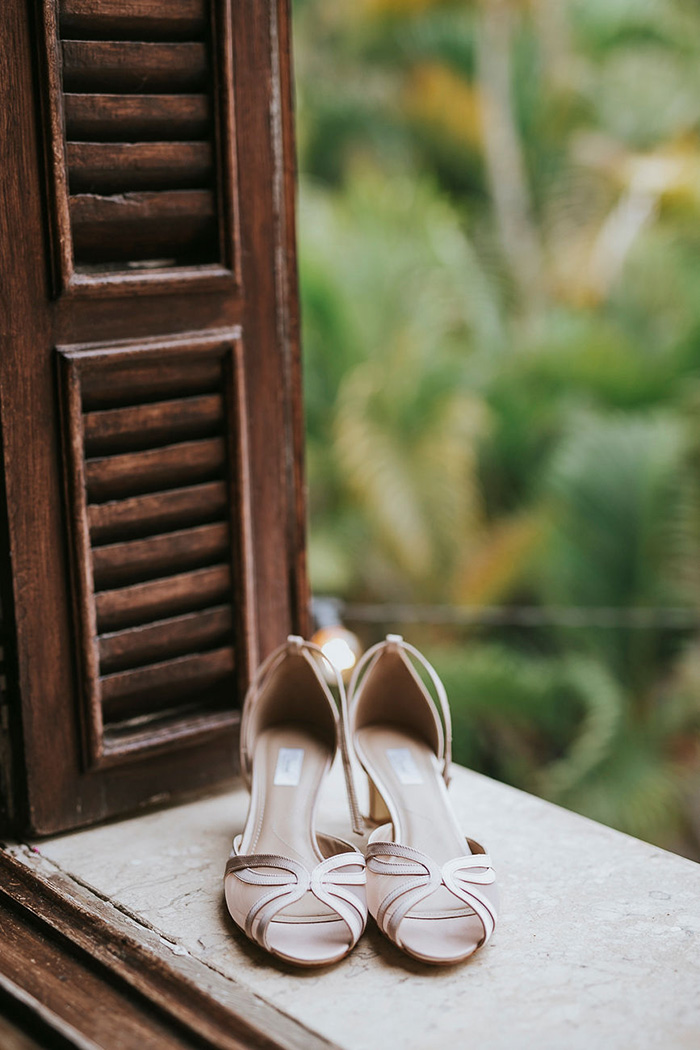 Sandália na noiva na janela