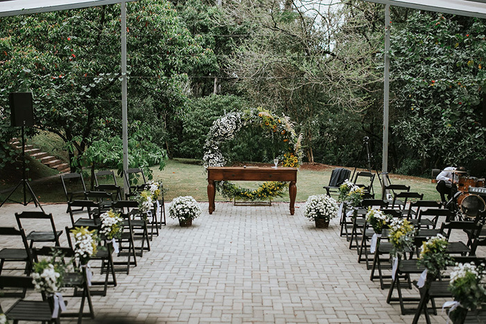 Cadeiras no jardim e altar com com flores