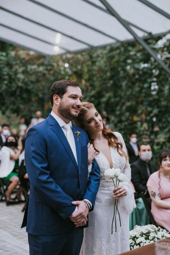 capa post: noivos no altar