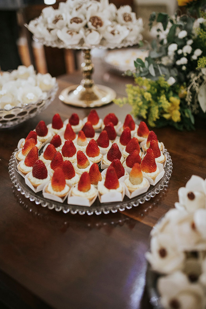 Mesa com doces de casamento com morango