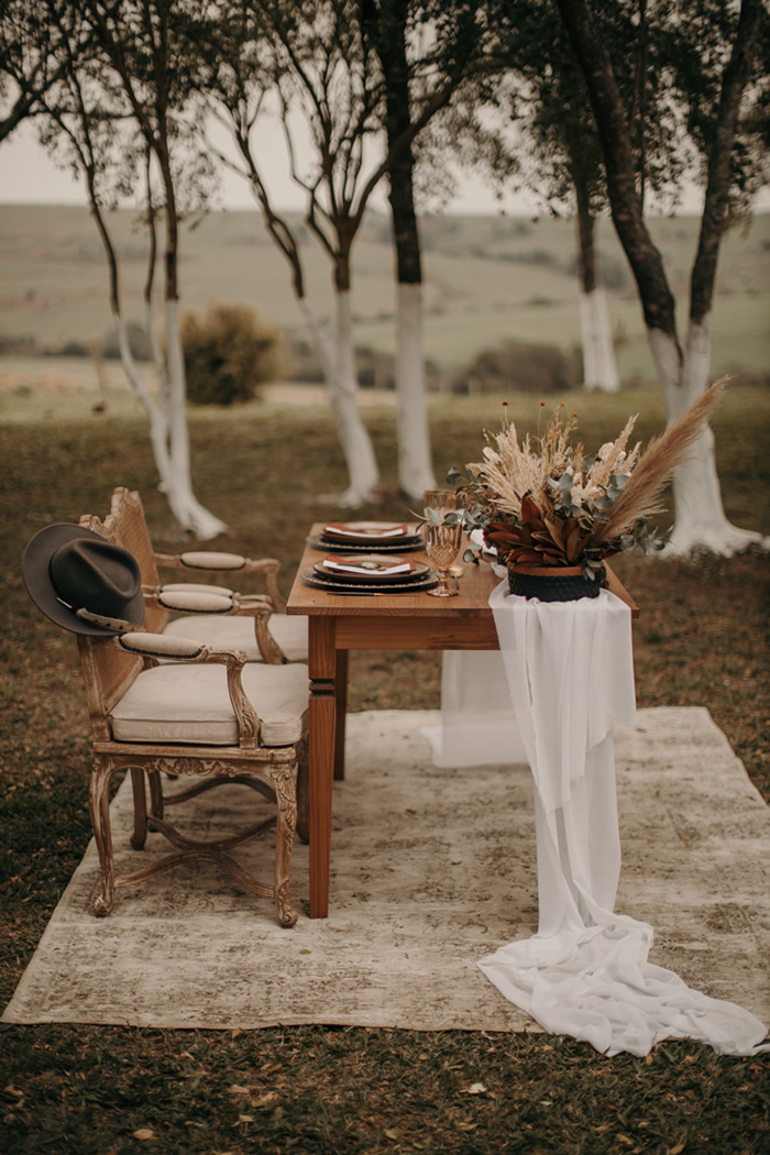 Mesa com toalha branca e flores