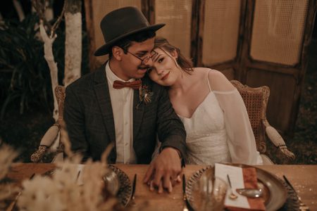 capa post: Noiva com a cabeça no ombro do noivo