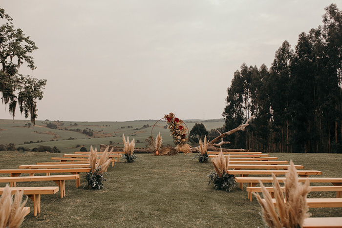 Bancos de madeira e altar florido no campo