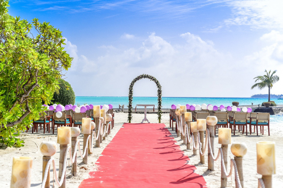 Casamento na praia com tapete vermelho