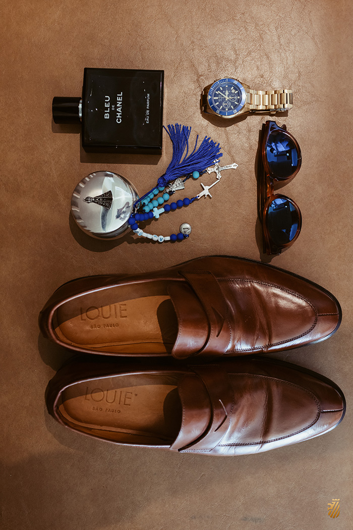 Sapatos perfume relógio e óculos masculinos