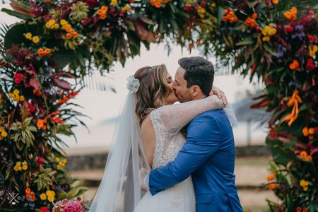 capa post: Noivos se beijando