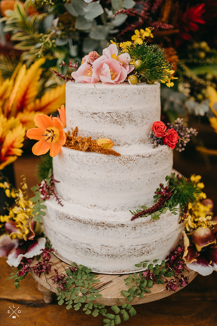 Flores amarelas e bolo de casamento