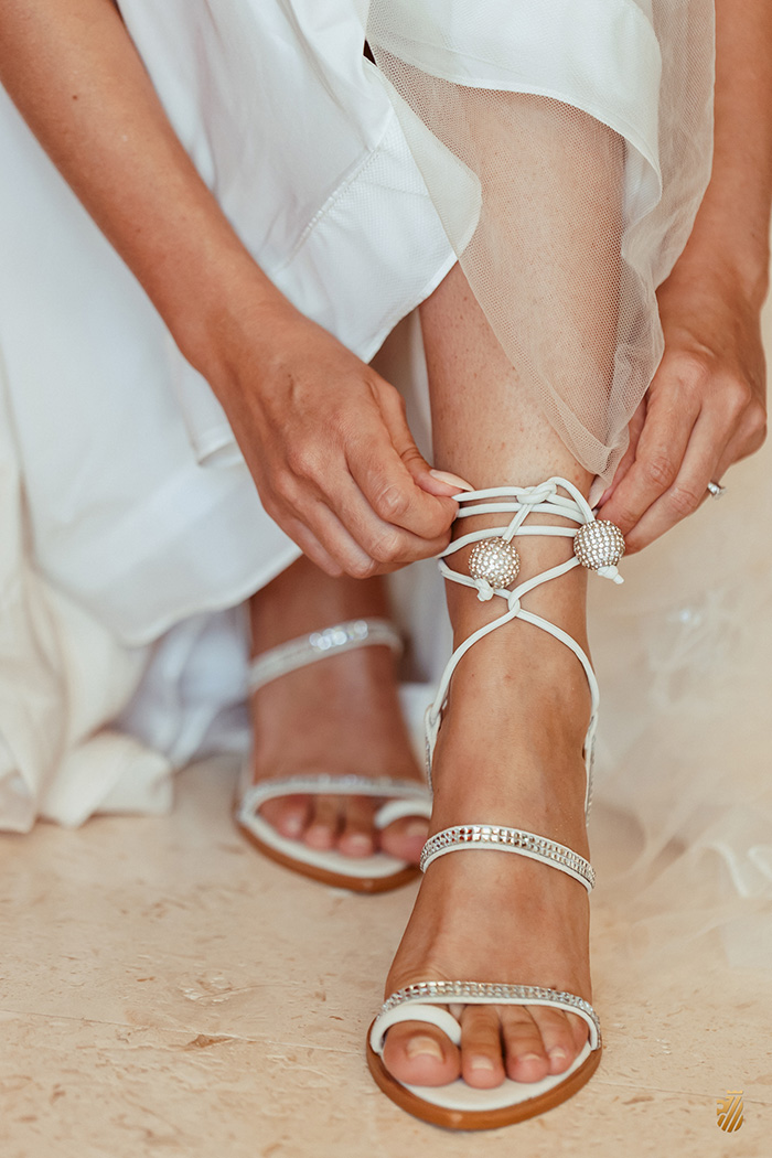 Noiva calçando sandália branca
