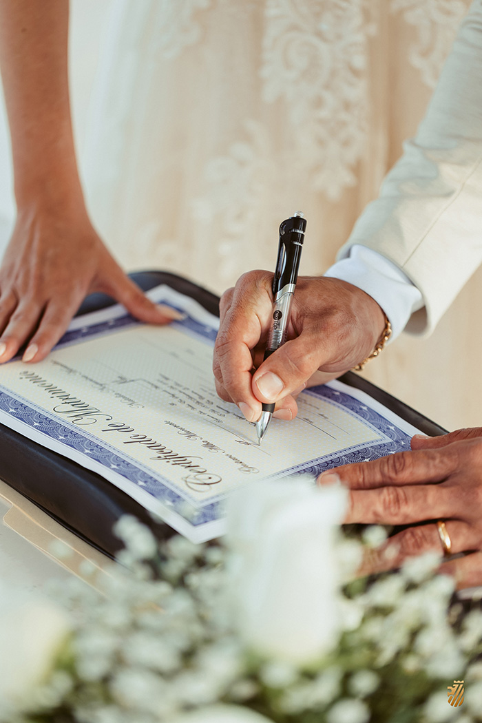 Noivo assinando certidão de casamento