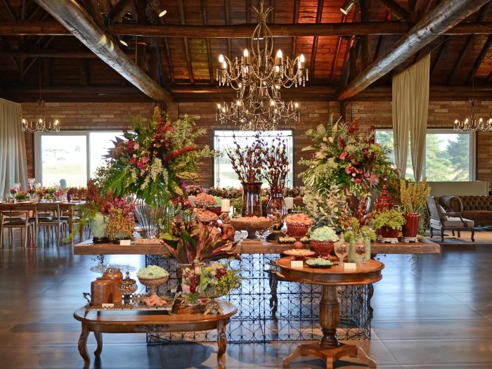 Salão de festas decorado com madeira e plantas