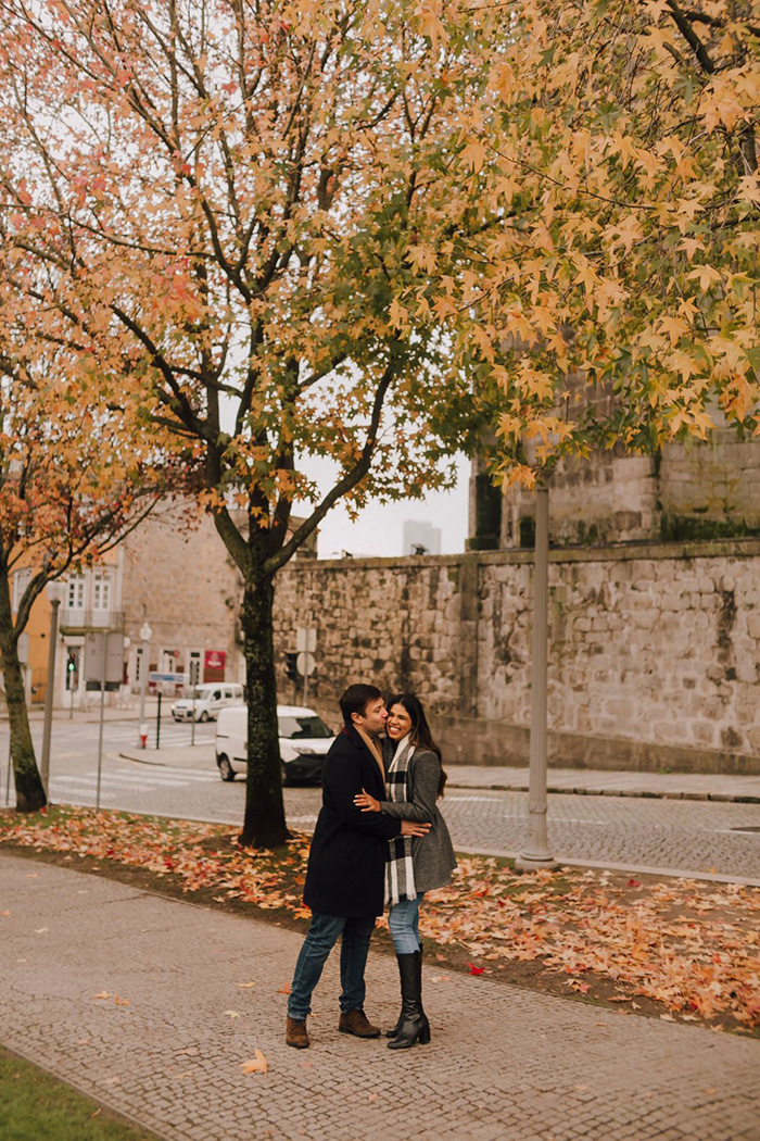 Casal se beijando na rua