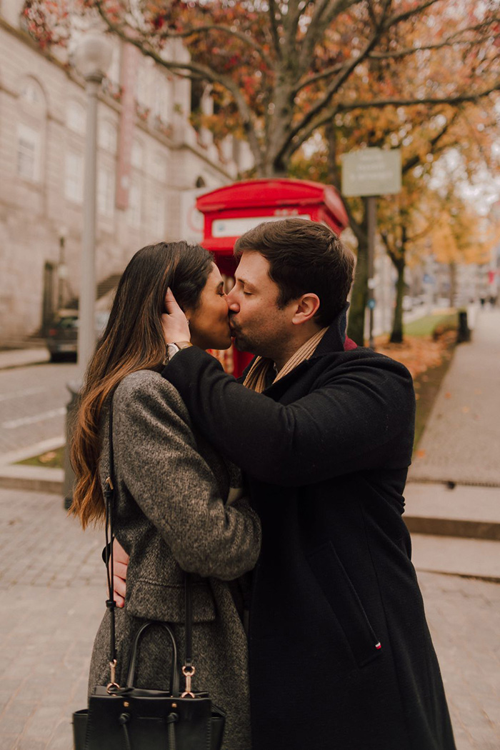 Casal se beijando na rua