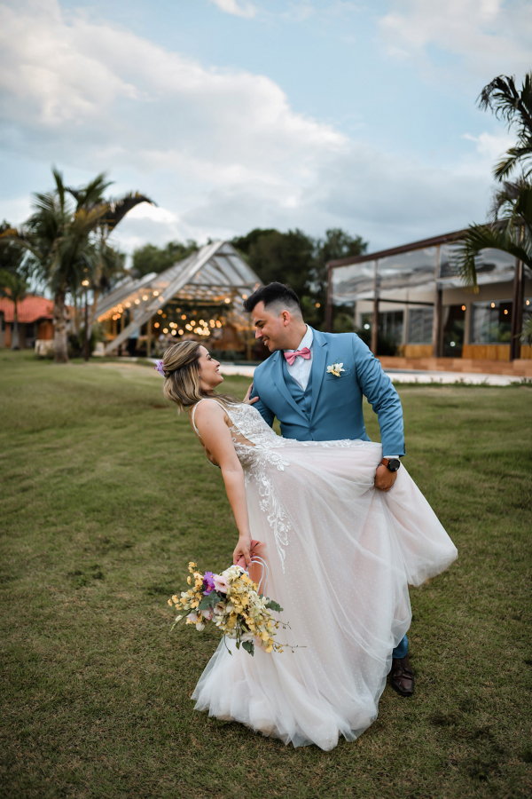 capa post: Noivo segurando noiva