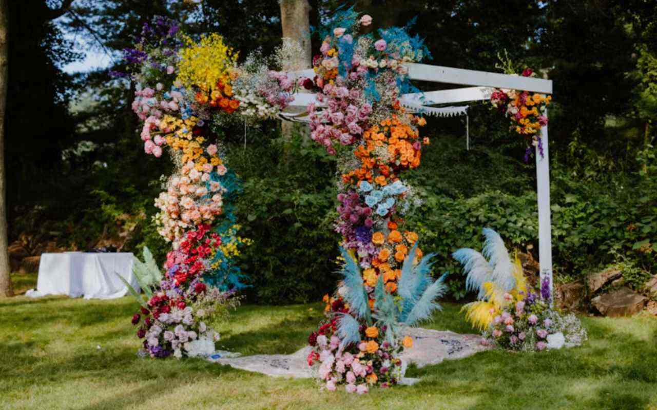 altar de casamento colorido