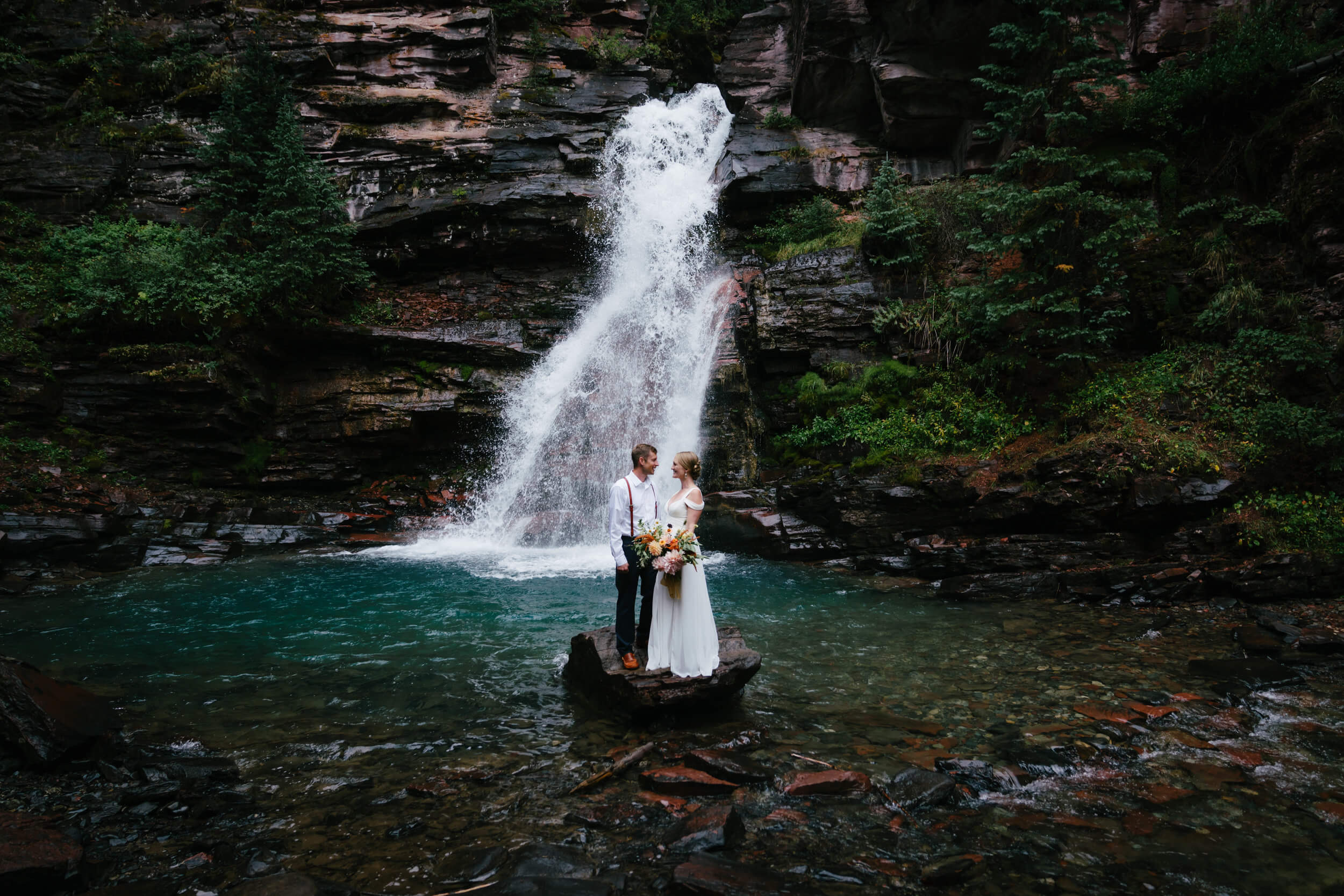 noivos em making of em casamento na cachoeira