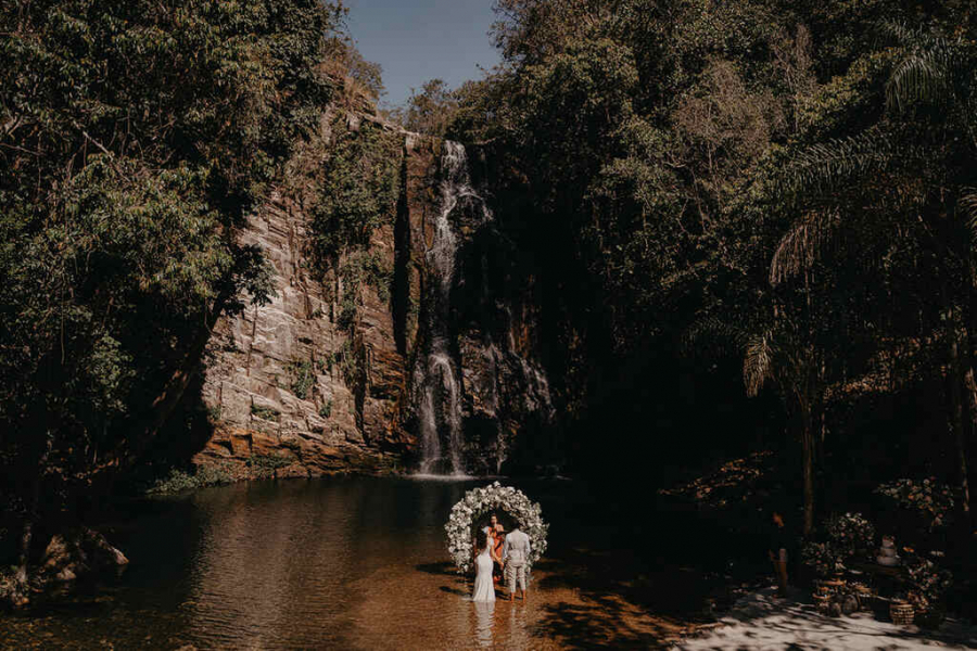 casamento na cachoeira com altar circular