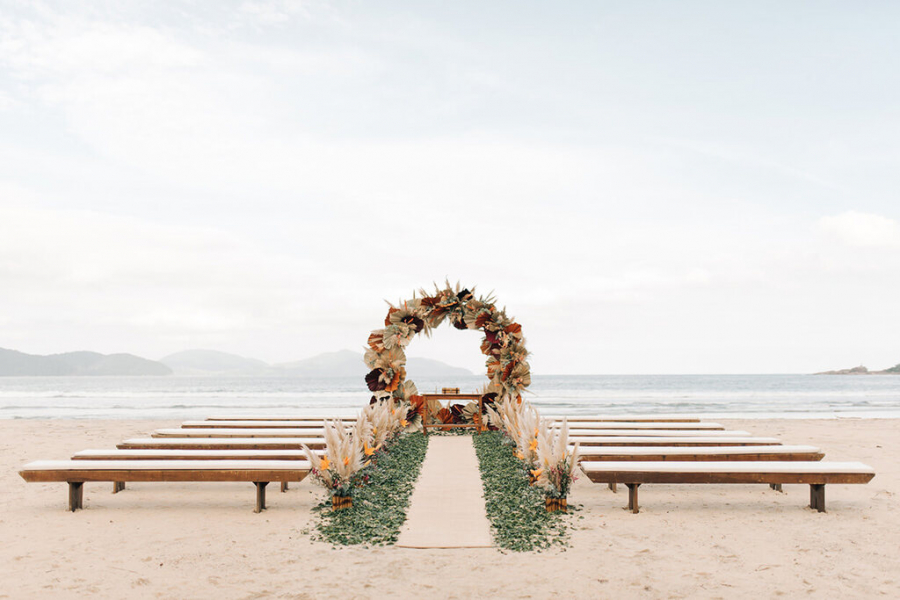 arco circular em cerimônia de casamento na praia