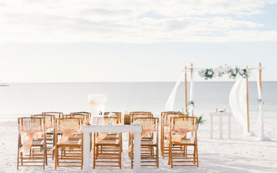 cadeiras postas para casamento na praia