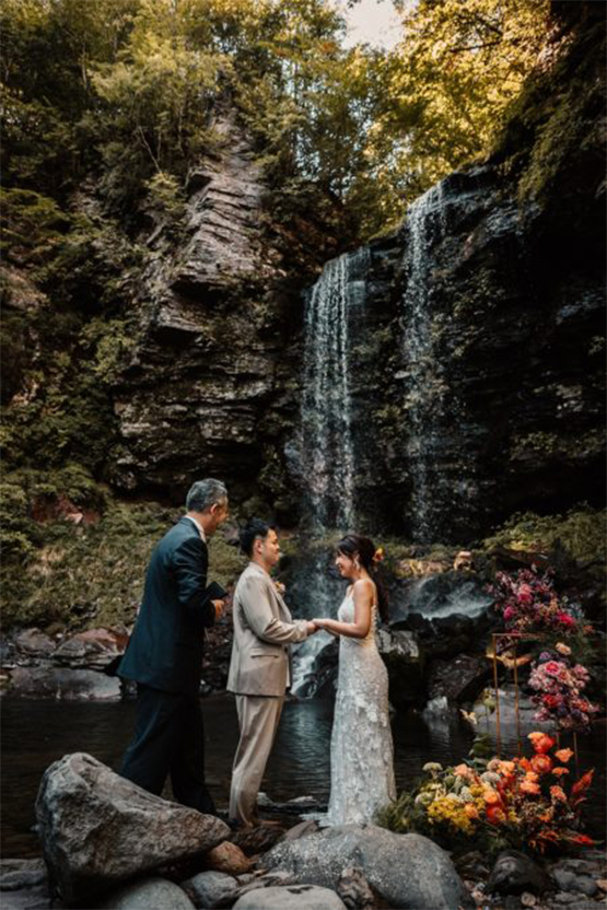 decoração floral para casamento na cachoeira