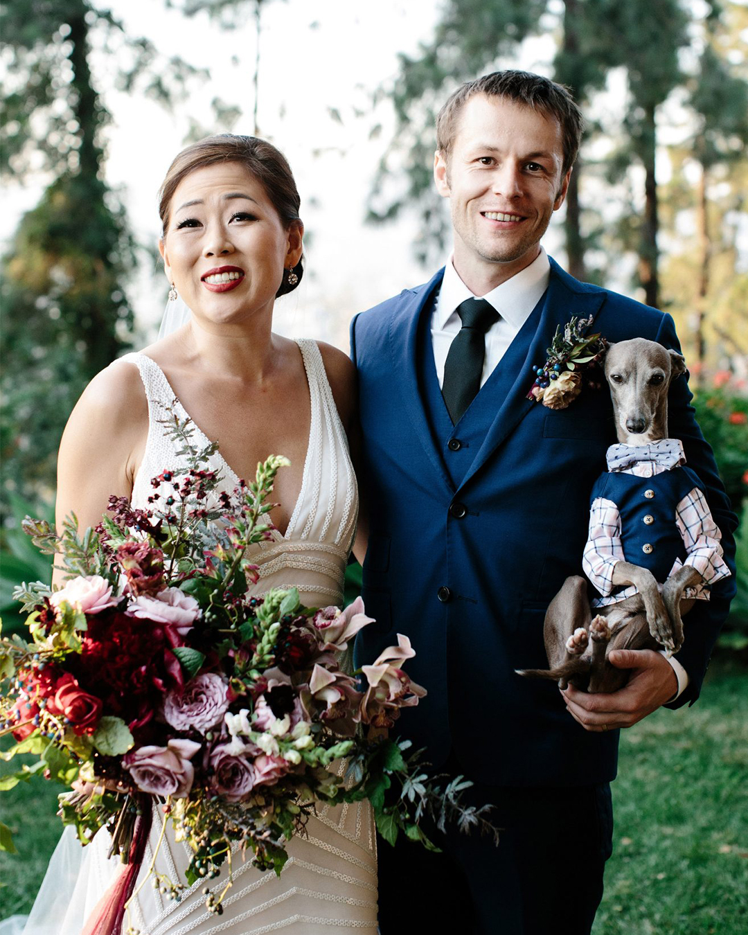 foto dos noivos com cachorro em casamento