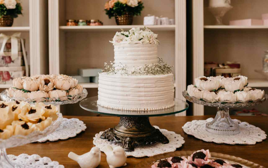 mesa de bolo para decoração de casamento civil