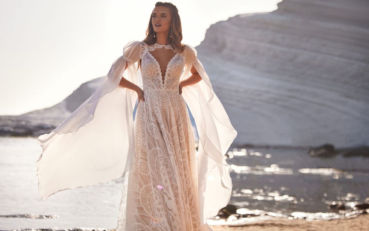 modelo com vestido de noiva fluído