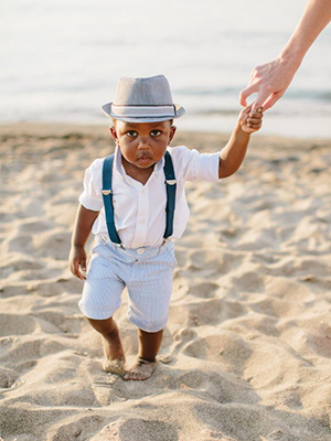 Pajem casamento na praia com chapéu panama