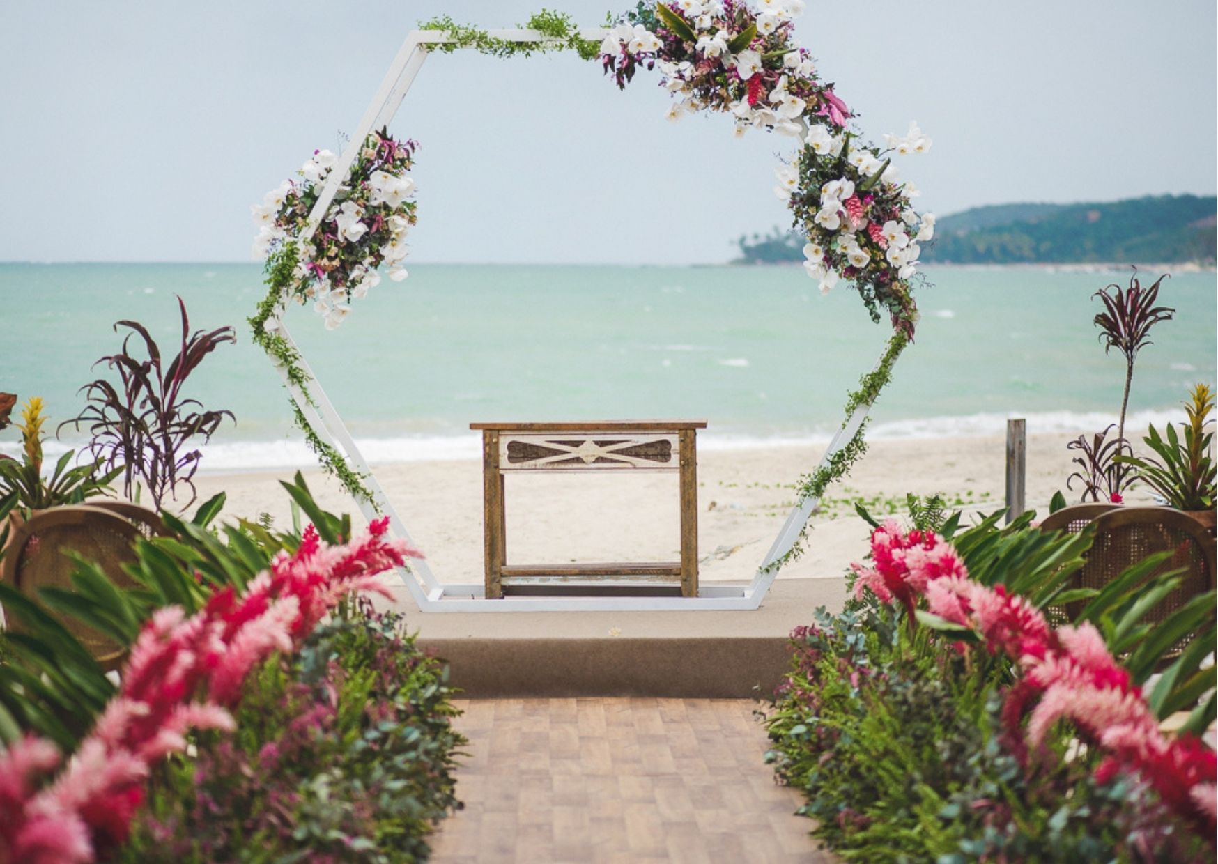 Altar geométrico com flores na praia