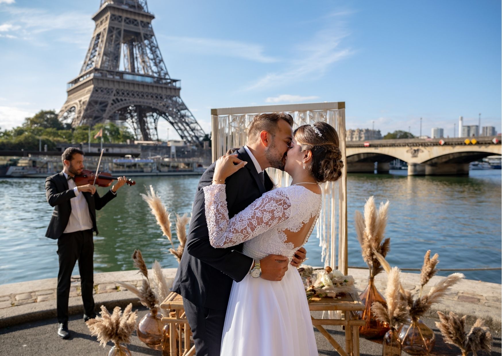 Casal se beijando perto da torre Eiffel