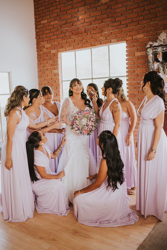 Noiva e madrinhas de vestido lilás