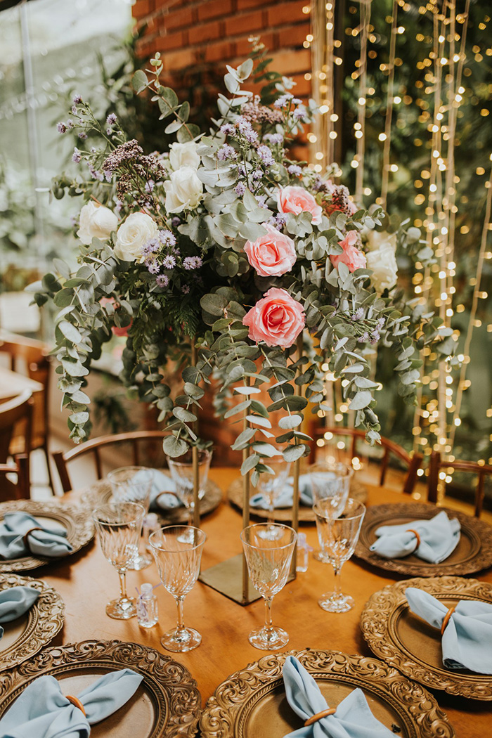 mesa posta com arranjo floral