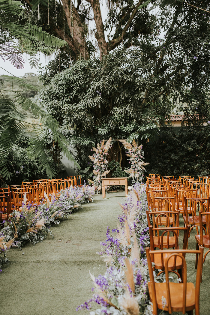 cadeiras, flores e altar no jardim