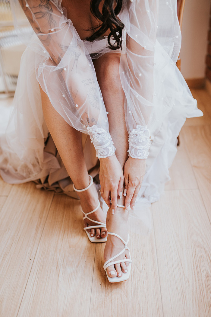 Noiva calçando sandália