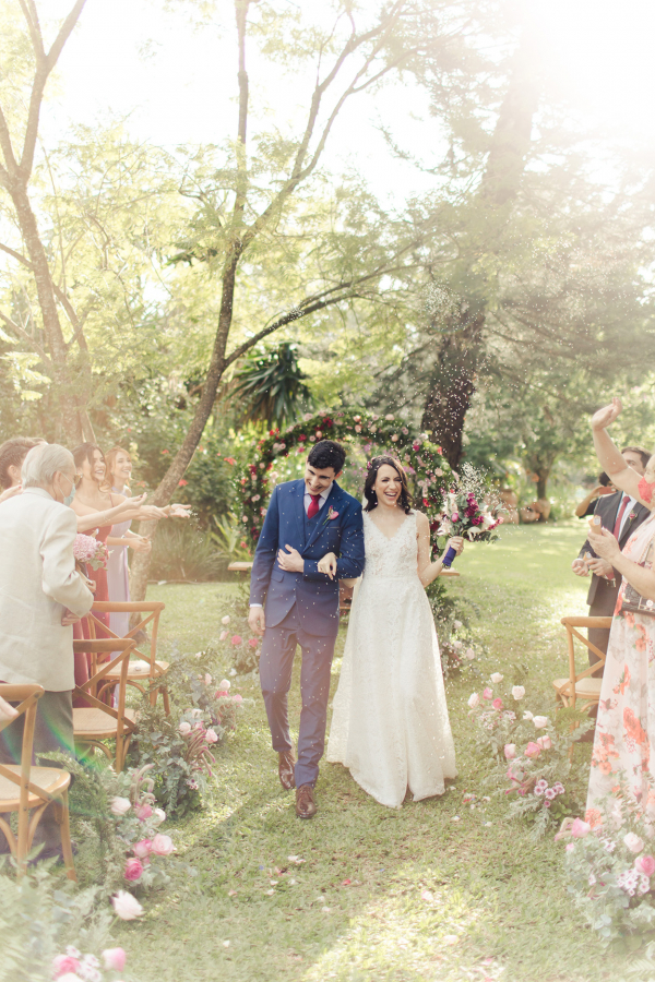 capa post: Noivos e convidados comemorando