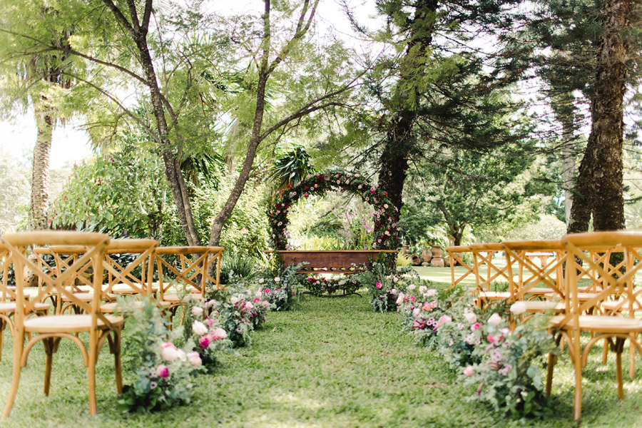Cadeiras e flores no jardim