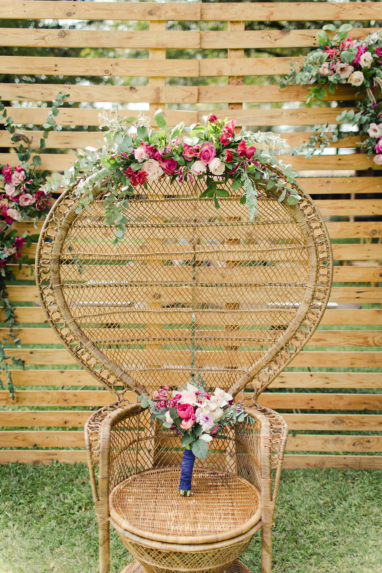 Cadeira pavão com flores